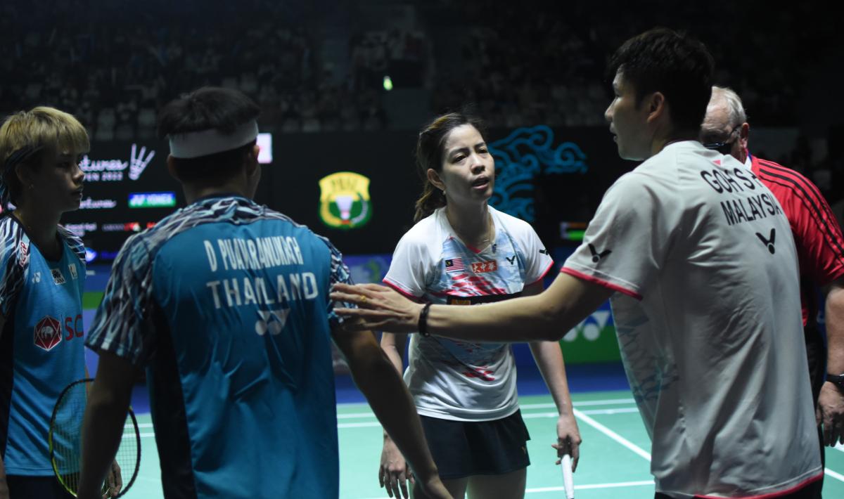 Pasangan Malaysia, Goh Soon Huat/Lai Shevon Jemie mengalahkan pasangan Thailand, Dechapol Puavaranukroh/Sapsiree Taerattanachai pada babak pertama Indonesia Open 2022 di Istora Senayan, Selasa (14/06/22).