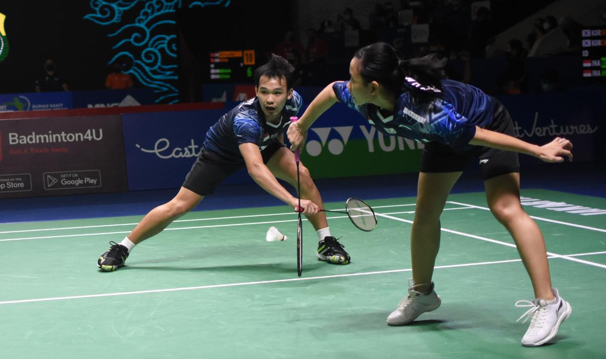 Indosport - Ada Serba-serbi Malaysia Open 2022. Netizen Indonesia langsung mmeberikan sorotansaat momen Pitha Haningtyas Mentari beri semangat manis ke Rinov Rivaldy.