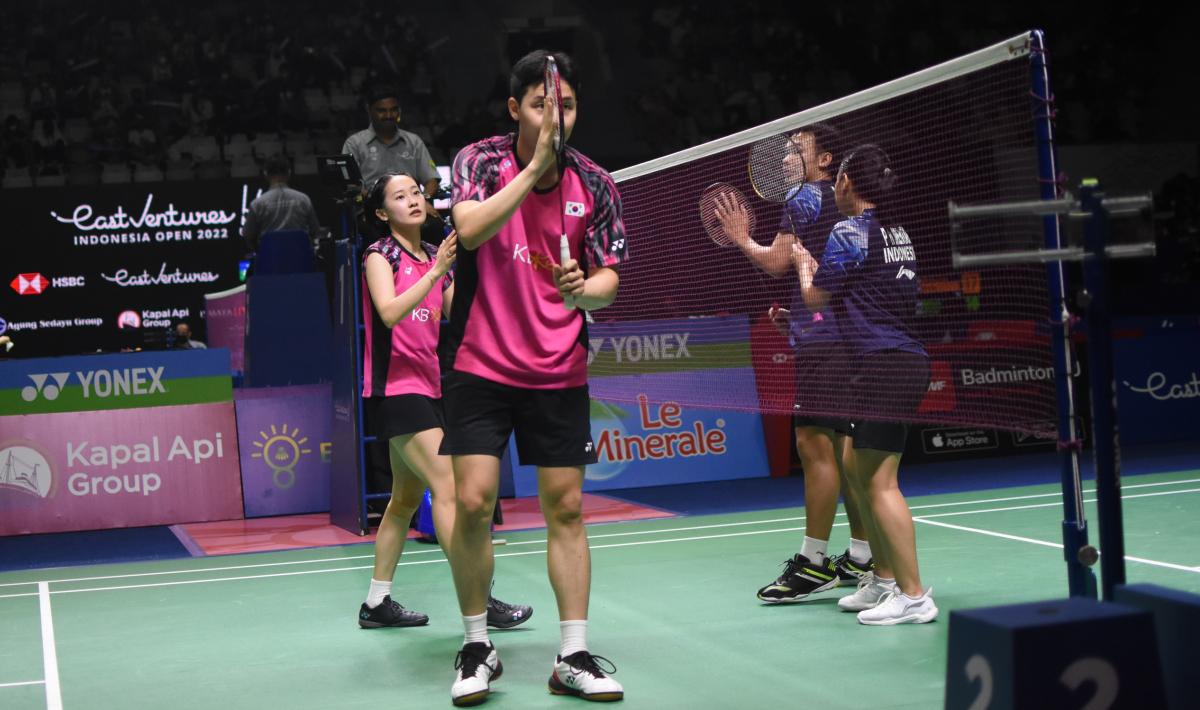 Sungguh mencekamnya Korea Selatan jelang Piala Sudirman 2023. Muncul pertunjukan ganda campuran racikan baru, Seo Seung Jae/Jeong Na Eun.