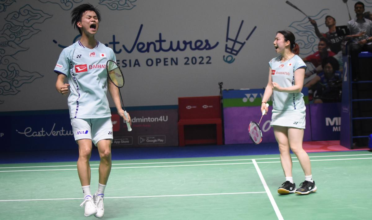 Mengerikannya Yuta Watanabe. Jelang Badminton Asia Championships 2023 atau BAC, partner Arisa Higashino asal Jepang itu langsung ketiban durian runtuh. - INDOSPORT