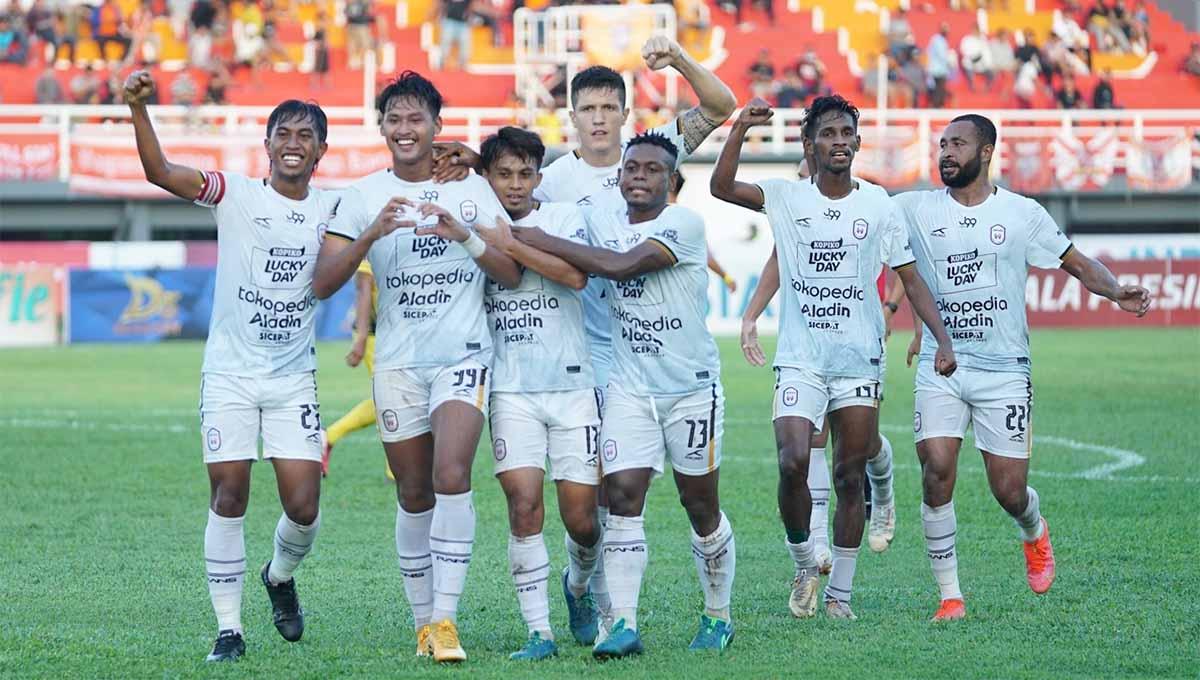 Para pemain RANS Nusantara FC merayakan gol di Piala Presiden 2022. Foto: ligaindonesiabaru - INDOSPORT