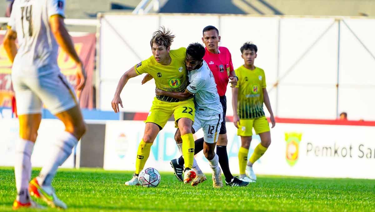 Duel pemain Barito Putera dengan pemain RANS Nusantara FC di Piala Presiden 2022. Foto: ligaindonesiabaru
