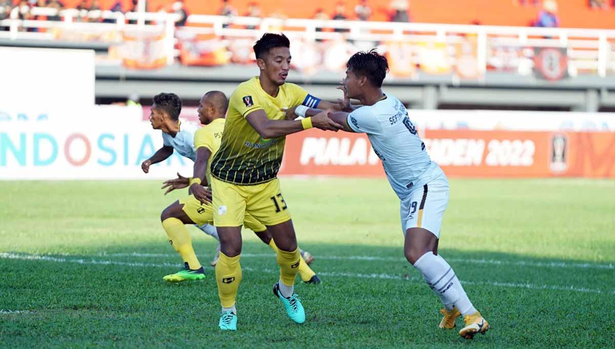 Duel pemain Barito Putera dengan pemain RANS Nusantara FC di Piala Presiden 2022. Foto: ligaindonesiabaru
