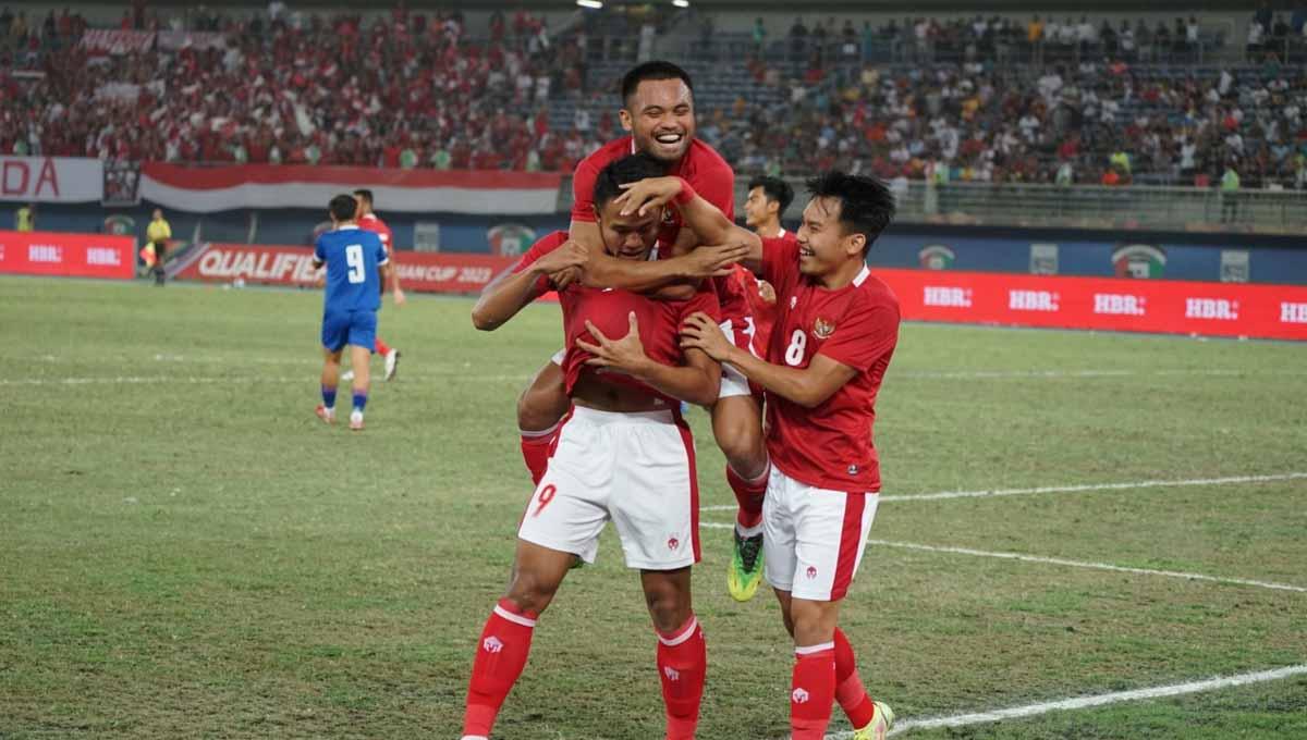 Gerakan ‘STY Stay’ dan ‘Iwan Bule Out’ bergema di dunia maya menyusul keberhasilan Timnas Indonesia lolos ke Piala Asia 2023. Foto: Herry Ibrahim/Indosport.com - INDOSPORT