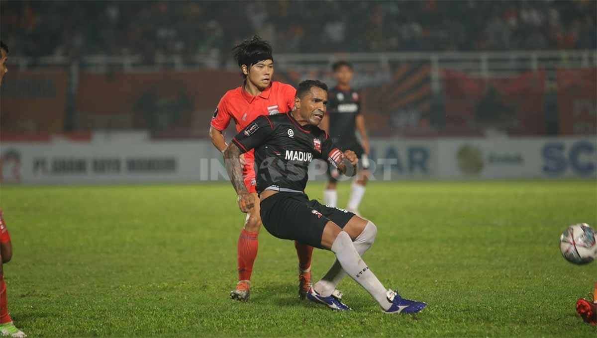 Pemain Madura United Beto Goncalves ditempel ketat pemain Borneo FC Kei Hirose di Piala Presiden 2022. Foto: Ian Setiawan/Indosport.com - INDOSPORT