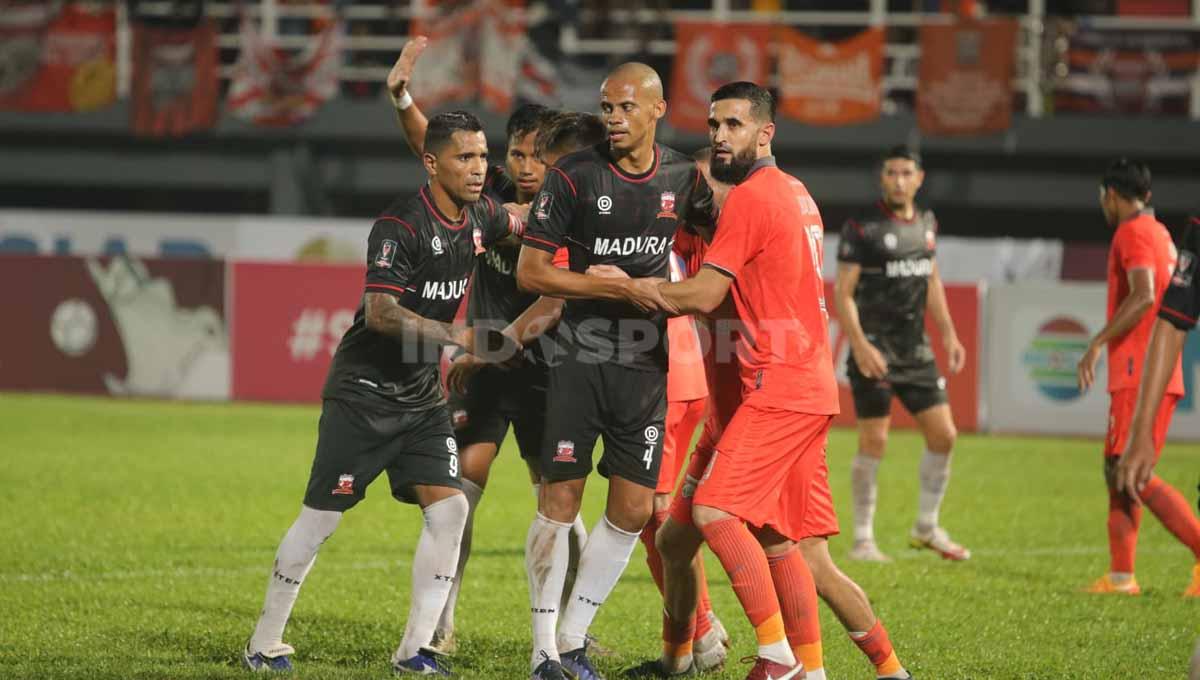 Pemain Madura United Cleberson dijaga pemain Borneo FC Javlon di laga Piala Presiden 2022. Foto: Ian Setiawan/Indosport.com