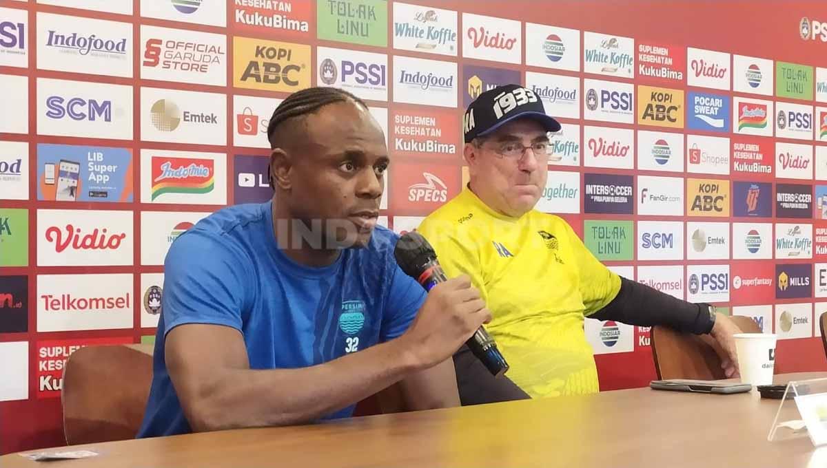 Bek Persib Bandung, Victor Igbonefo (kiri) dan Pelatih Persib, Robert Rene Alberts saat konferensi pers di Graha Persib, Jalan Sulanjana, Kota Bandung, Kamis (16/06/22), saat konferensi pers jelang lawan Persib Bandung. Foto: Arif Rahman/Indosport.com