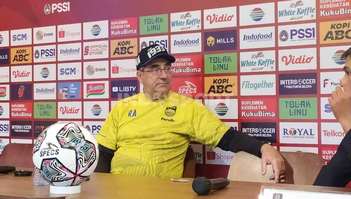 Pelatih Persib, Robert Rene Alberts, saat konferensi pers di Graha Persib, Jalan Sulanjana, Kota Bandung, Kamis (16/06/22), saat konferensi pers jelang lawan Persib Bandung. Foto: Arif Rahman/Indosport.com