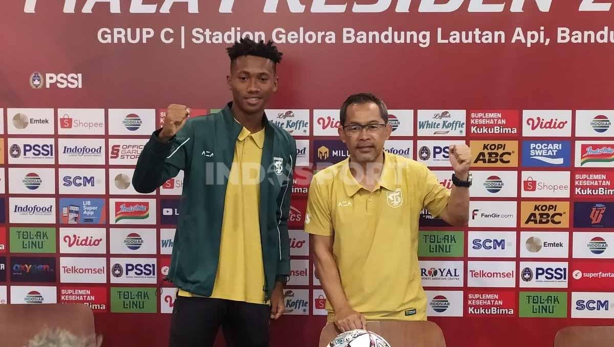 Pelatih Persebaya, Aji Santoso (kanan) bersama pemainnya Alta Ballah (kiri) saat konferensi pers di Graha Persib Jalan Sulanjana, Kota Bandung, Kamis (16/06/22), jelang lawan Persib. Foto: Arif Rahman/Indosport.com