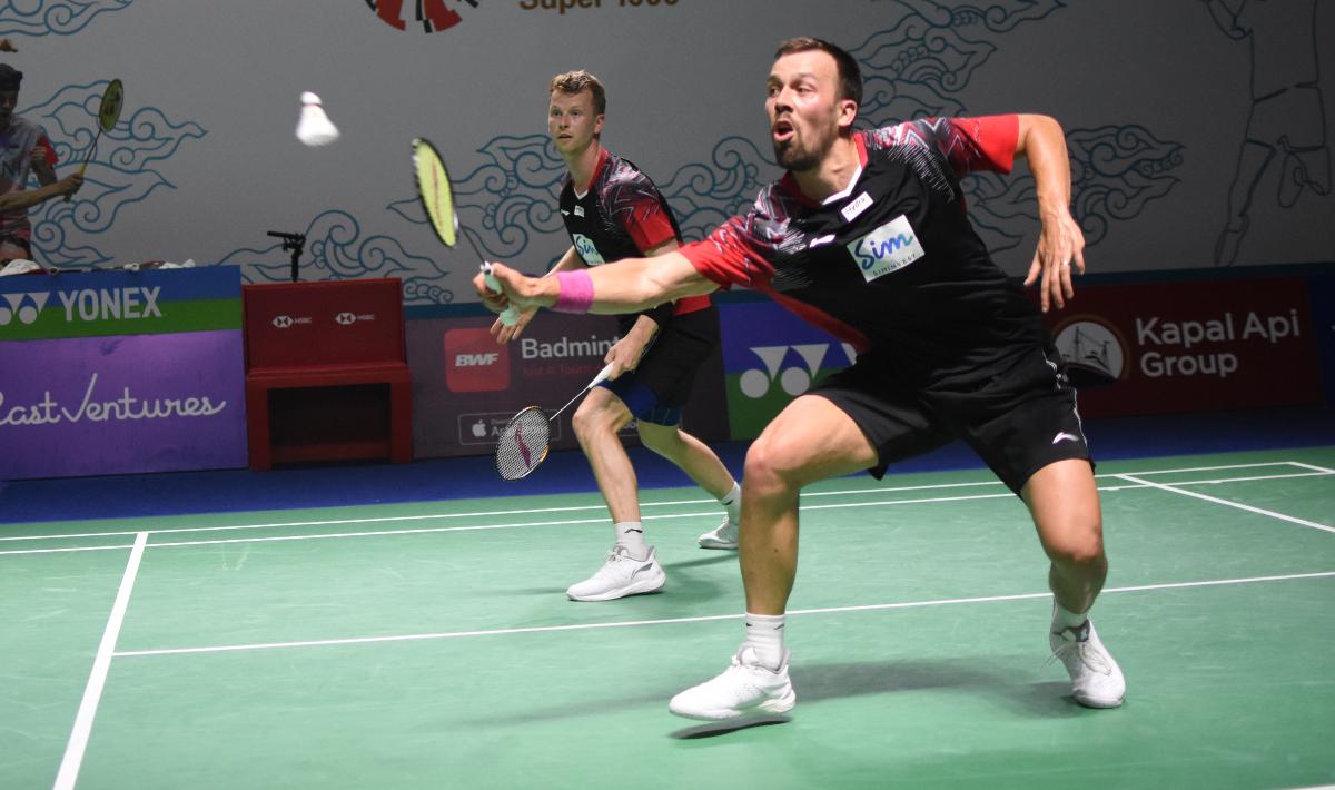 Ganda putra Denmark, Kim Astrup/Anders Skaarup Rasmussen, melakukan hal di luar nalar, yaitu terima servis pakai kaki persis sepak takraw.