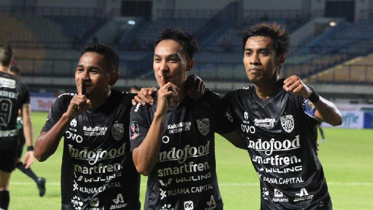 Pemain Bali United, Novri Setiawan (tengah) bersama rekan-rekannya, merayakan golnya ke gawang Bhayangkara FC pada pertandingan Grup C Turnamen Pramusim Piala Presiden 2022 di Stadion GBLA, Kota Bandung, Kamis (16-06-22)