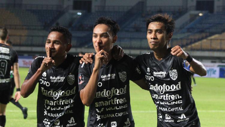 Pemain Bali United, Novri Setiawan (tengah) bersama rekan-rekannya, merayakan golnya ke gawang Bhayangkara FC pada pertandingan Grup C Turnamen Pramusim Piala Presiden 2022 di Stadion GBLA, Kota Bandung, Kamis (16-06-22) - INDOSPORT