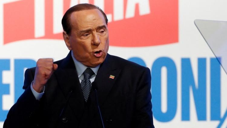 Mantan bos AC Milan, Silvio Berlusconi. Foto: REUTERS/Remo Casilli/File Photo. - INDOSPORT