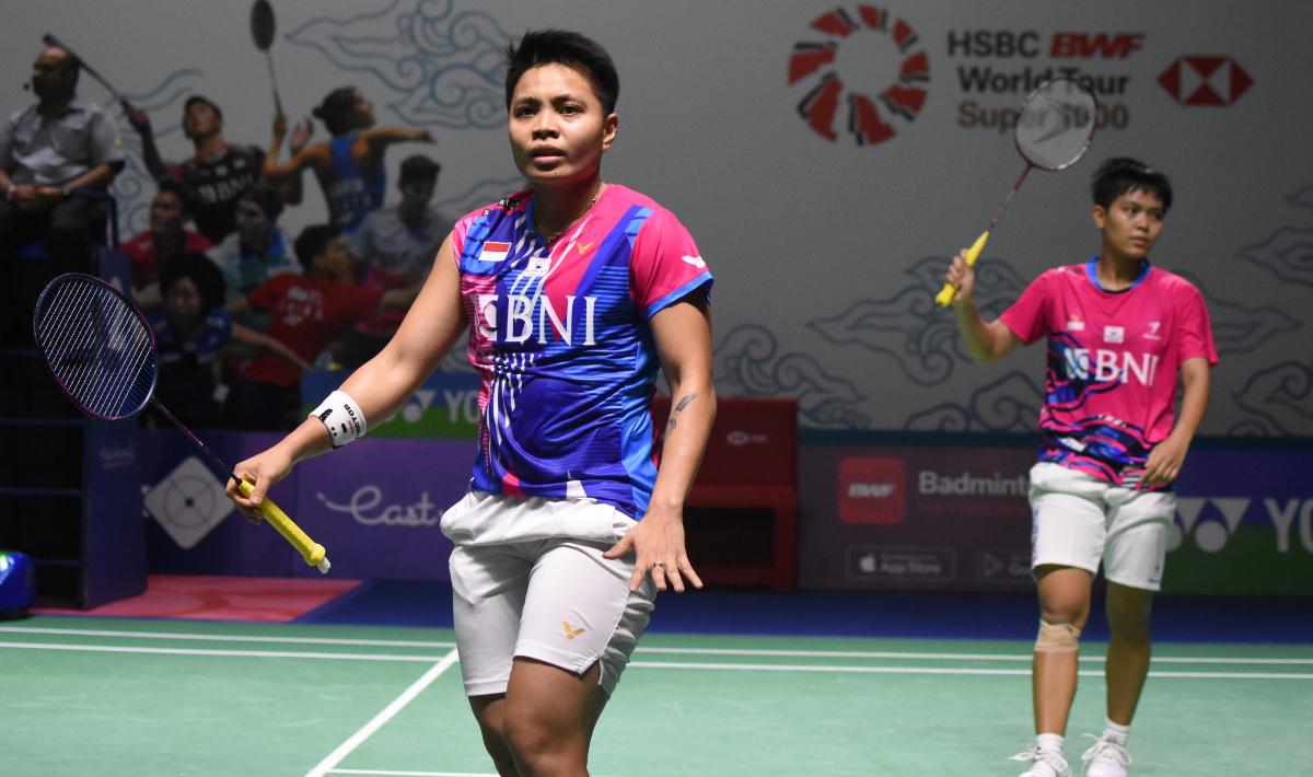 Indosport - Berjaya bersama Siti Fadia untuk bikin lawan langsung ciut di babak pertama Malaysia Open 2022, gaya baru Apriyani Rahayu langsung jadi sorotan. Seperti apa?
