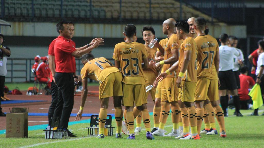 Pelatih Bhayangkara FC, Widodo C. Putro, memberikan instruksi kepada pemain saat menghadapi Bali United di Stadion GBLA, Kota Bandung, Kamis (16/6/22).