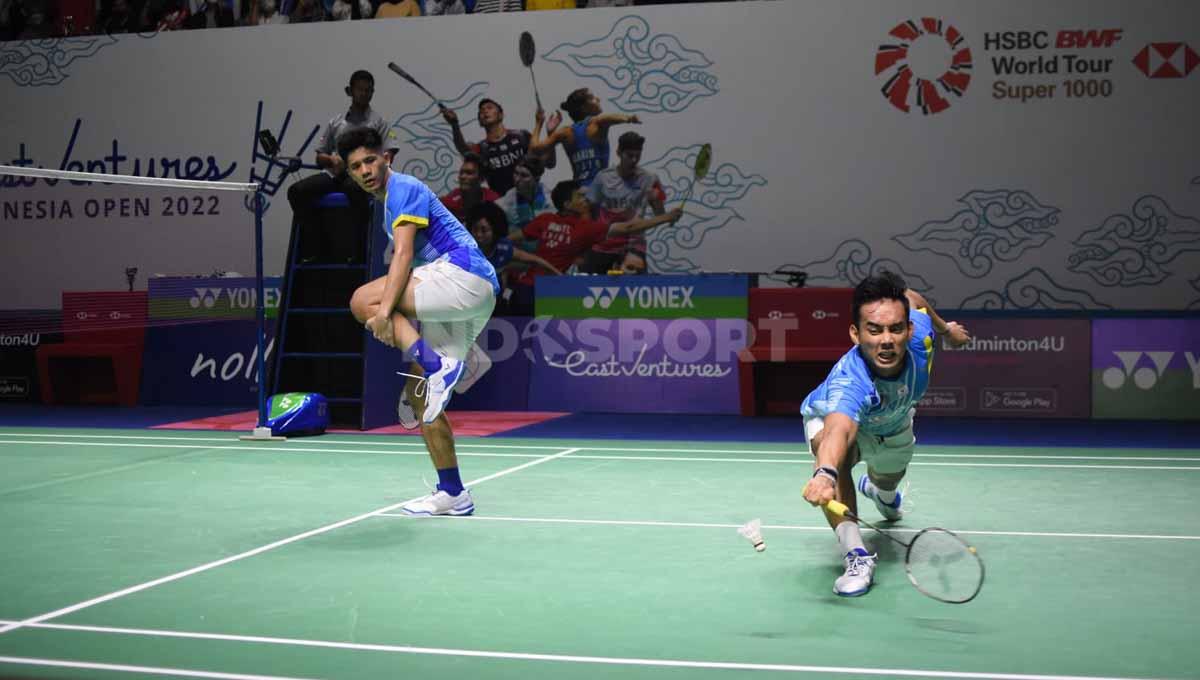 Pasangan ganda putra Indonesia, Yeremia Rambitan saat mengalami cedera lutut di Indonesia Open 2022. Foto: Herry Ibrahim/INDOSPORT - INDOSPORT