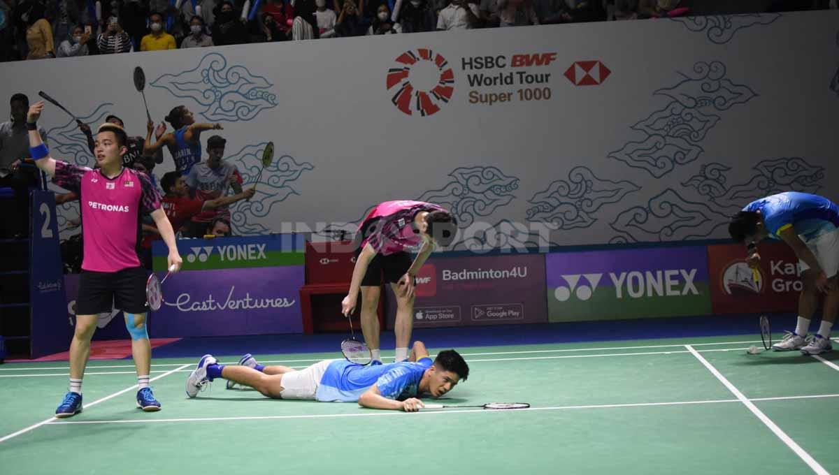 Pasangan ganda putra Indonesia, Yeremia Rambitan saat mengalami cedera lutut di Indonesia Open 2022. Foto: Herry Ibrahim/INDOSPORT - INDOSPORT