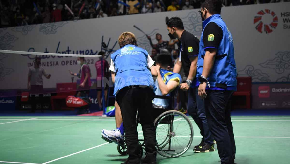 Pasangan ganda putra Indonesia, Yeremia Rambitan saat mengalami cedera lutut di Indonesia Open 2022. Foto: Herry Ibrahim/INDOSPORT