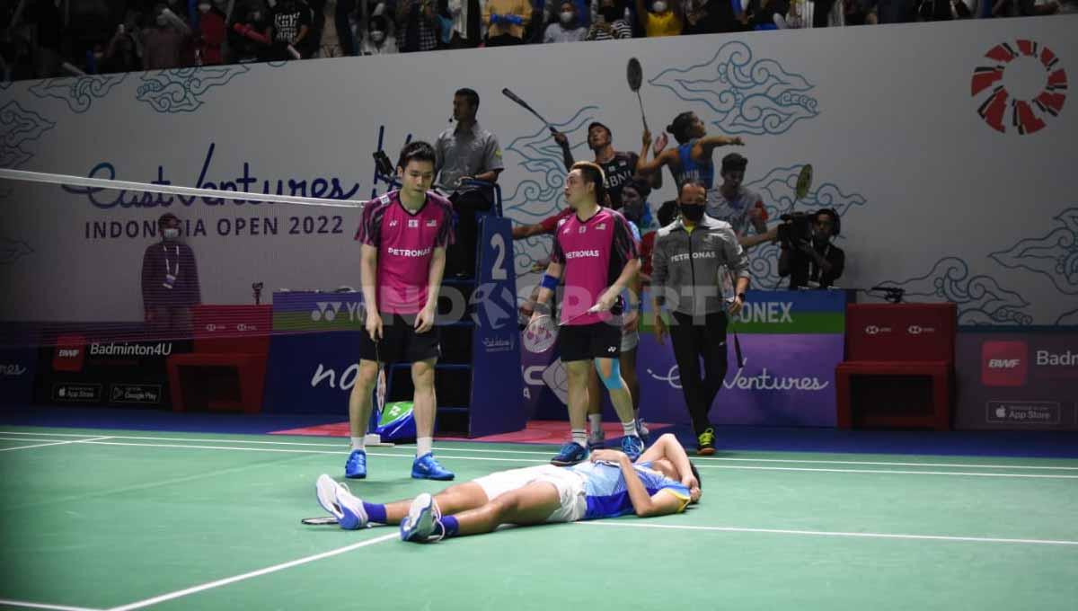 Pasangan ganda putra Indonesia, Yeremia Rambitan saat mengalami cedera lutut di Indonesia Open 2022. Foto: Herry Ibrahim/INDOSPORT
