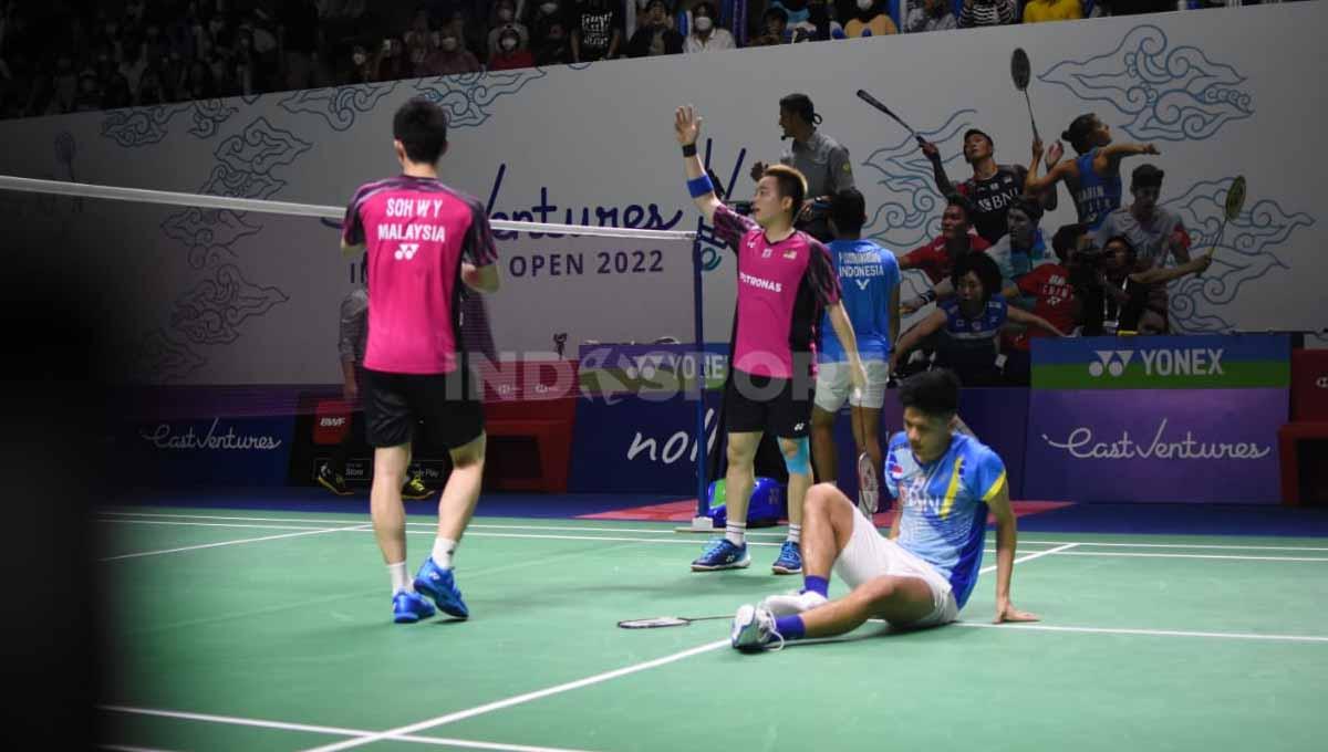 Pasangan ganda putra Indonesia, Yeremia Rambitan saat mengalami cedera lutut di Indonesia Open 2022. Foto: Herry Ibrahim/INDOSPORT