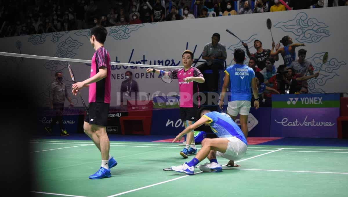 Pasangan ganda putra Indonesia, Yeremia Rambitan saat mengalami cedera lutut di Indonesia Open 2022. Foto: Herry Ibrahim/INDOSPORT
