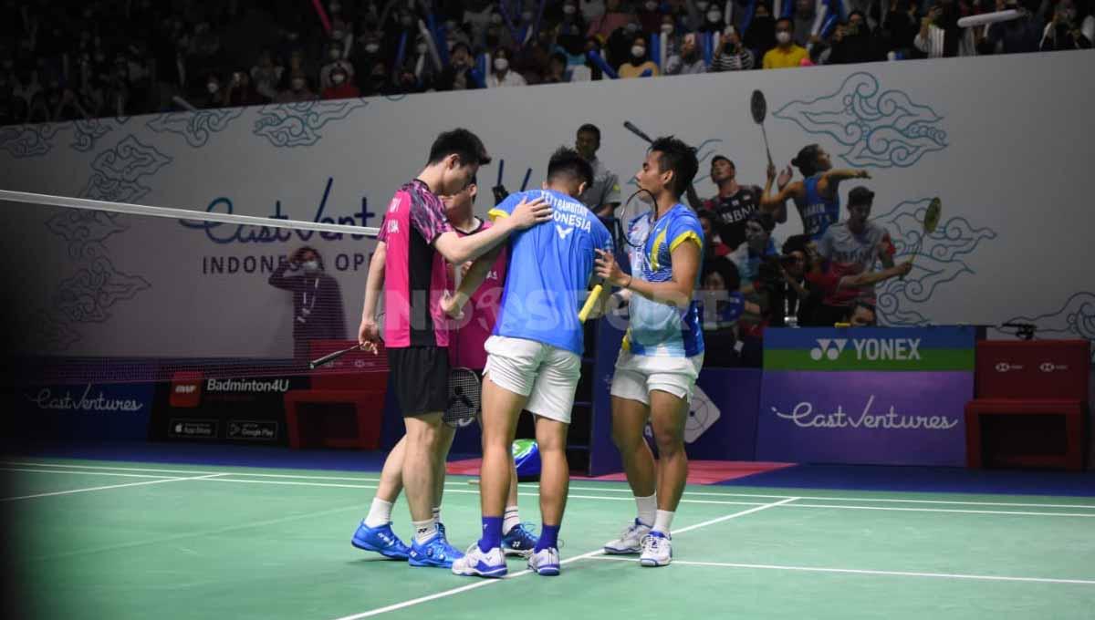 Pasangan ganda putra Indonesia, Yeremia Rambitan saat mengalami cedera lutut di Indonesia Open 2022. Foto: Herry Ibrahim/INDOSPORT