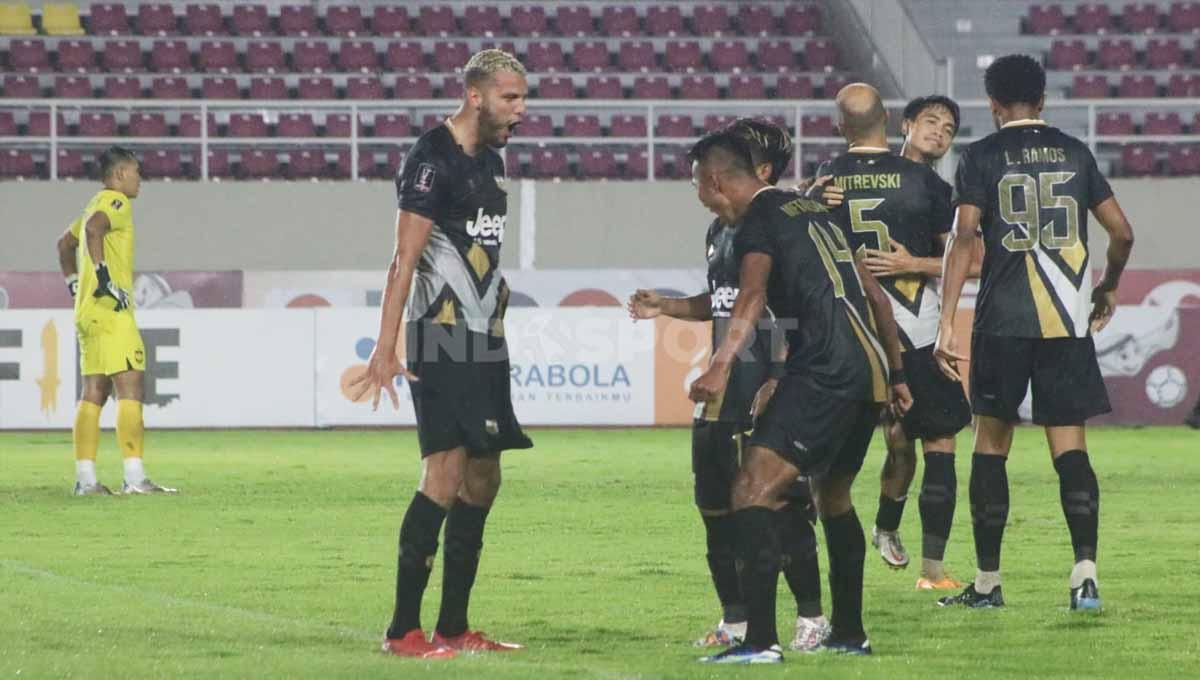 Selebrasi Karim Rossi bersama para pemain Dewa United usai mencetak gol ke gawang PSIS Semarang di Piala Presiden 2022. Foto: Nofik Lukman Hakim/INDOSPORT