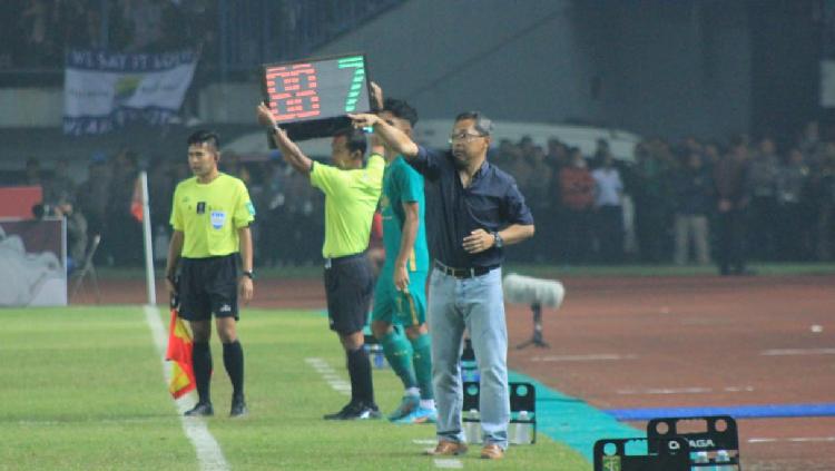 Pelatih Persebaya Surabaya, Aji Santoso, memberikan instruksi dari tepi lapangan. - INDOSPORT
