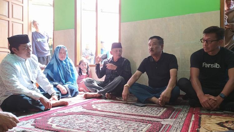 Manajemen Persib Bandung melayat ke rumah duka Bobotoh.