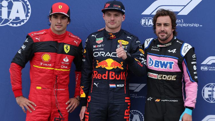 Pembalap Red Bull Max Verstappen berpose bersama pebalap Alpine Fernando Alonso dan pebalap Ferrari Carlos Sainz Jr. pemuncak klasemen setelah kualifikasi REUTERS-Chris Helgren - INDOSPORT
