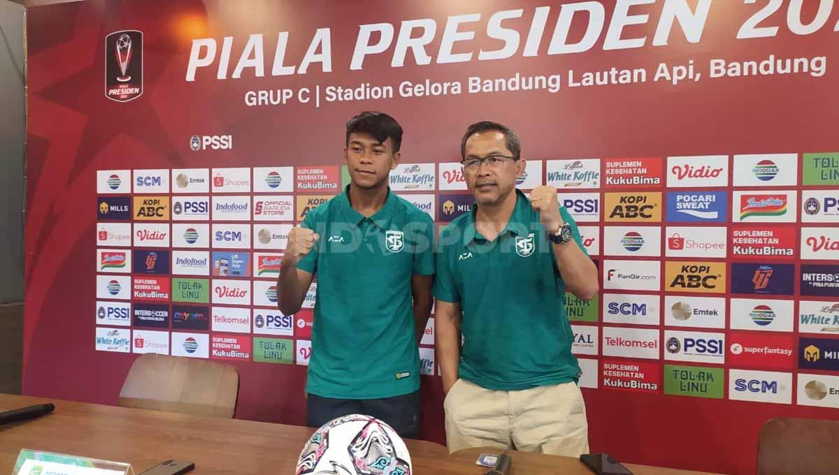 Pelatih Persebaya Surabaya, Aji Santoso, bersama pemainnya Supriadi saat konferensi pers menjelang pertandingan menghadapi Bali United. - INDOSPORT
