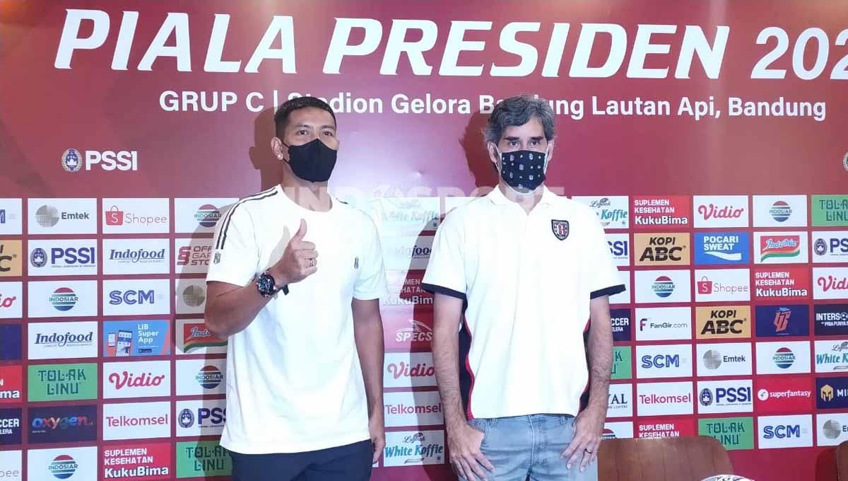 Pelatih Bali United, Stefano Cugurra bersama pemainnya Jajang Mulyana saat konferensi pers menjelang pertandingan mengahadapi Persebaya Surabaya.