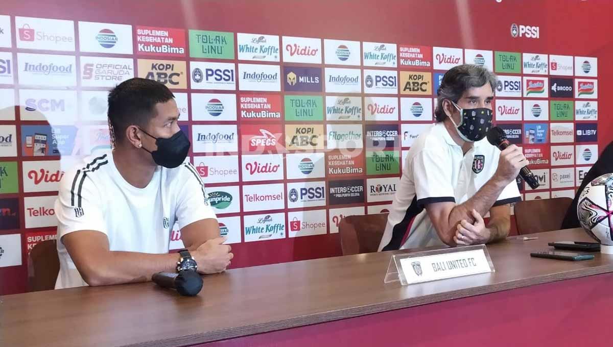 Pelatih Bali United, Stefano Cugurra bersama pemainnya Jajang Mulyana saat konferensi pers menjelang pertandingan mengahadapi Persebaya Surabaya.