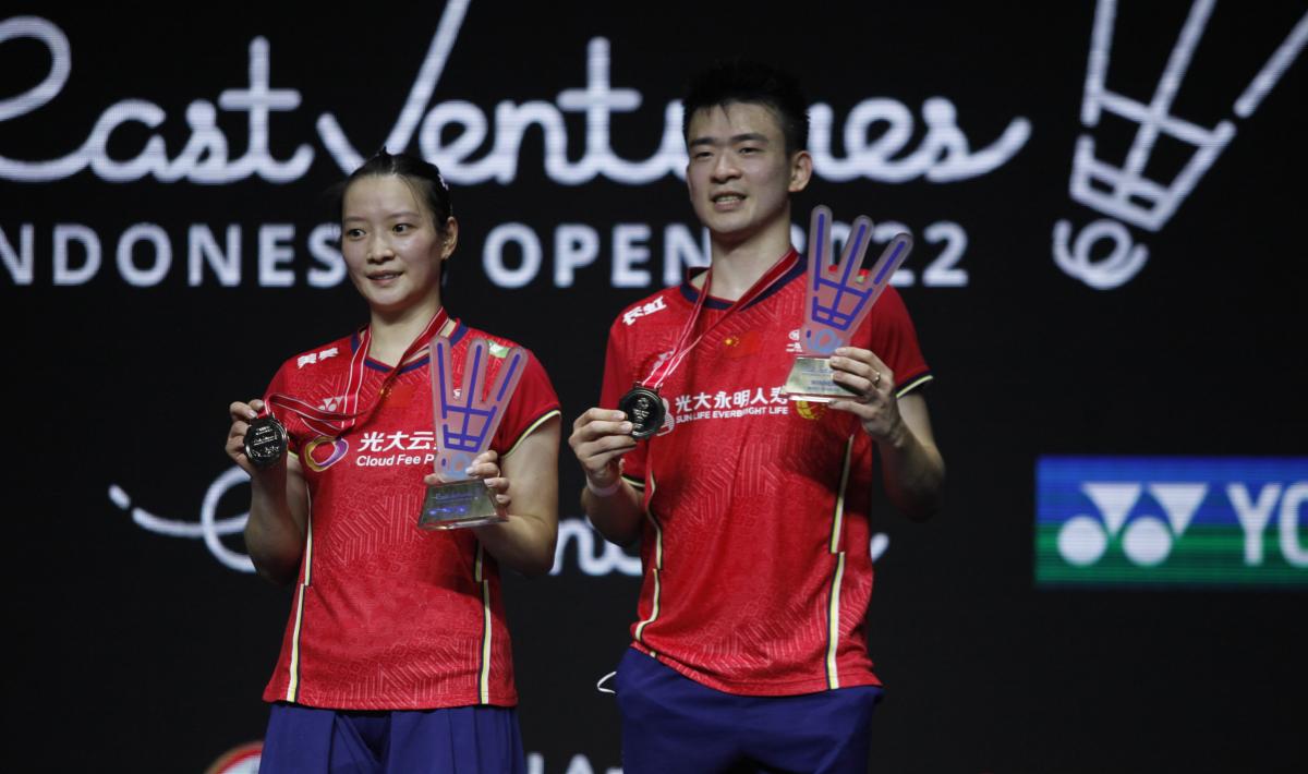 Pasangan China, Zheng Si Wei/Huang Ya Qiong berhasil menjadi juara sektor ganda campuran Indonesia Open 2022 di Istora Senayan, Minggu (19/06/22).