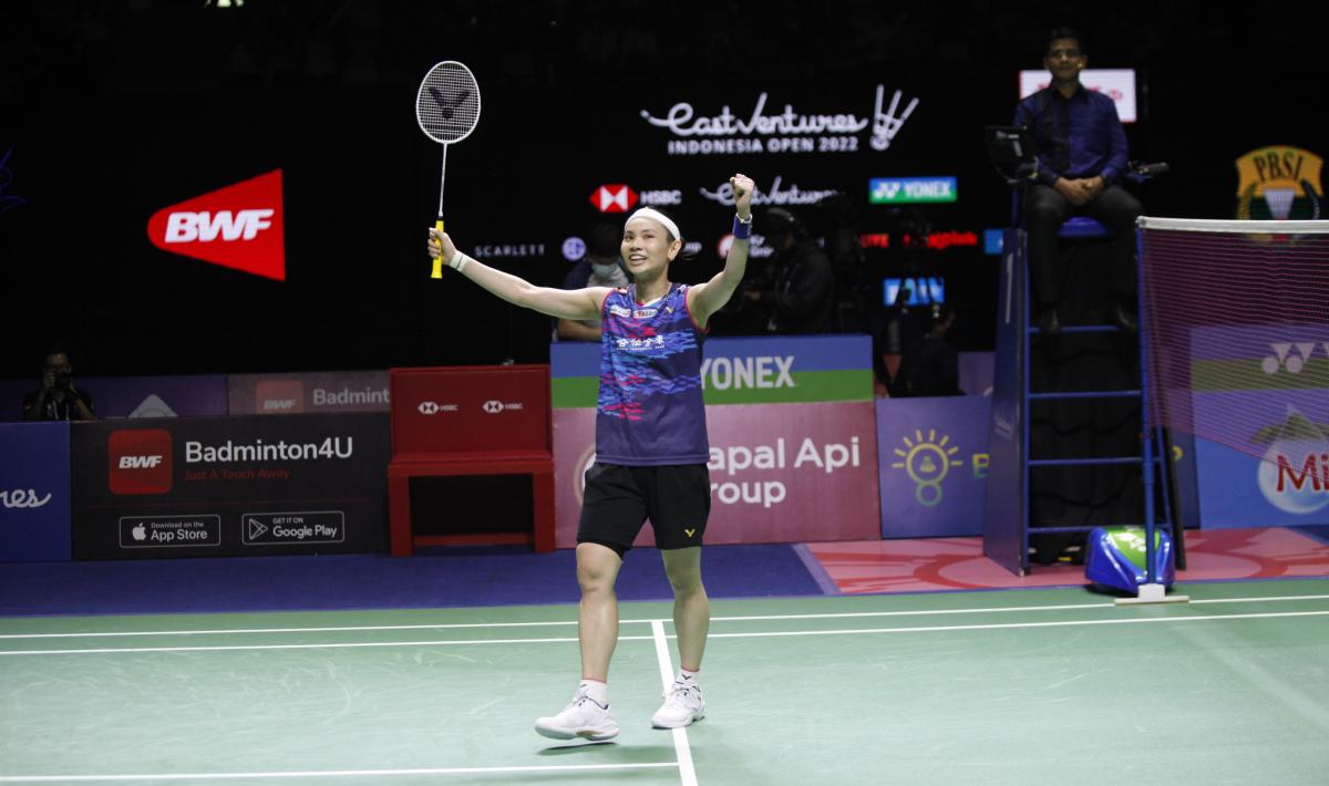 Pebulutangkis China Taipe, Tai Tzu Ying berhasil menjadi juara sektor tunggal putri Indonesia Open 2022 usai mengalahkan pebulutangkis China, Wang Zhi Yi 21-23, 21-6 dan 21-15 di Istora Senayam, Minggu (19/06/22).