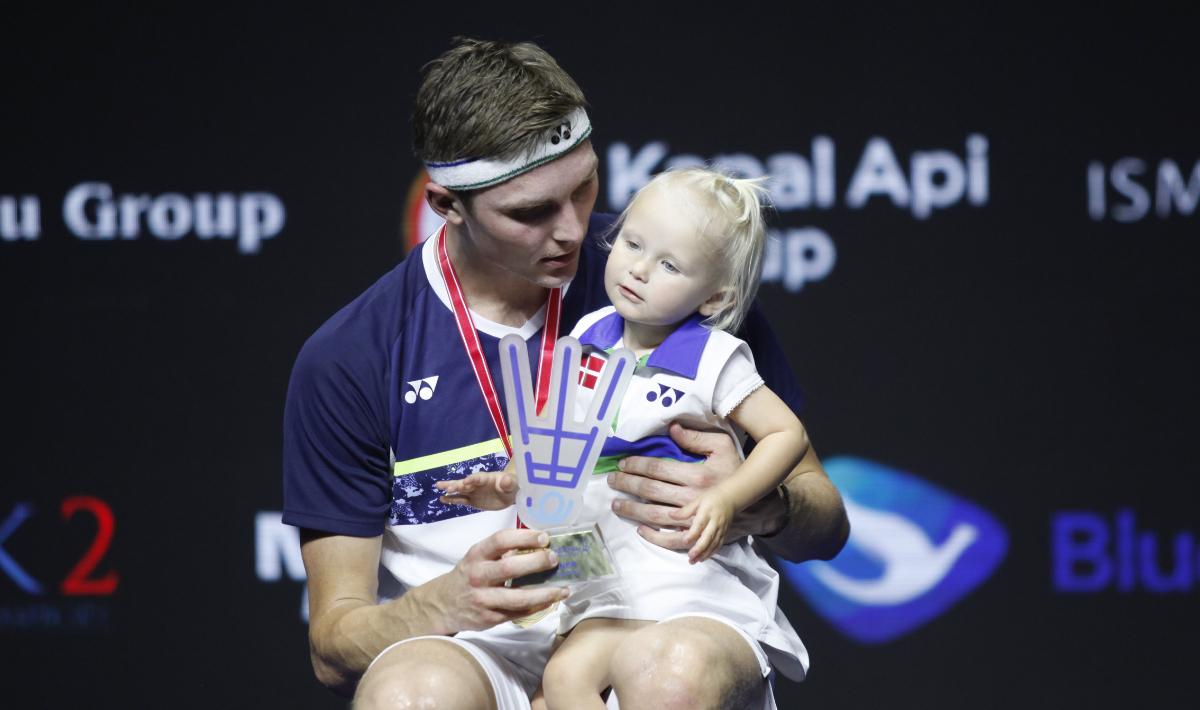 Tunggal putra Denmark, Viktor Axelsen bersama sang anak, Baby Vega.