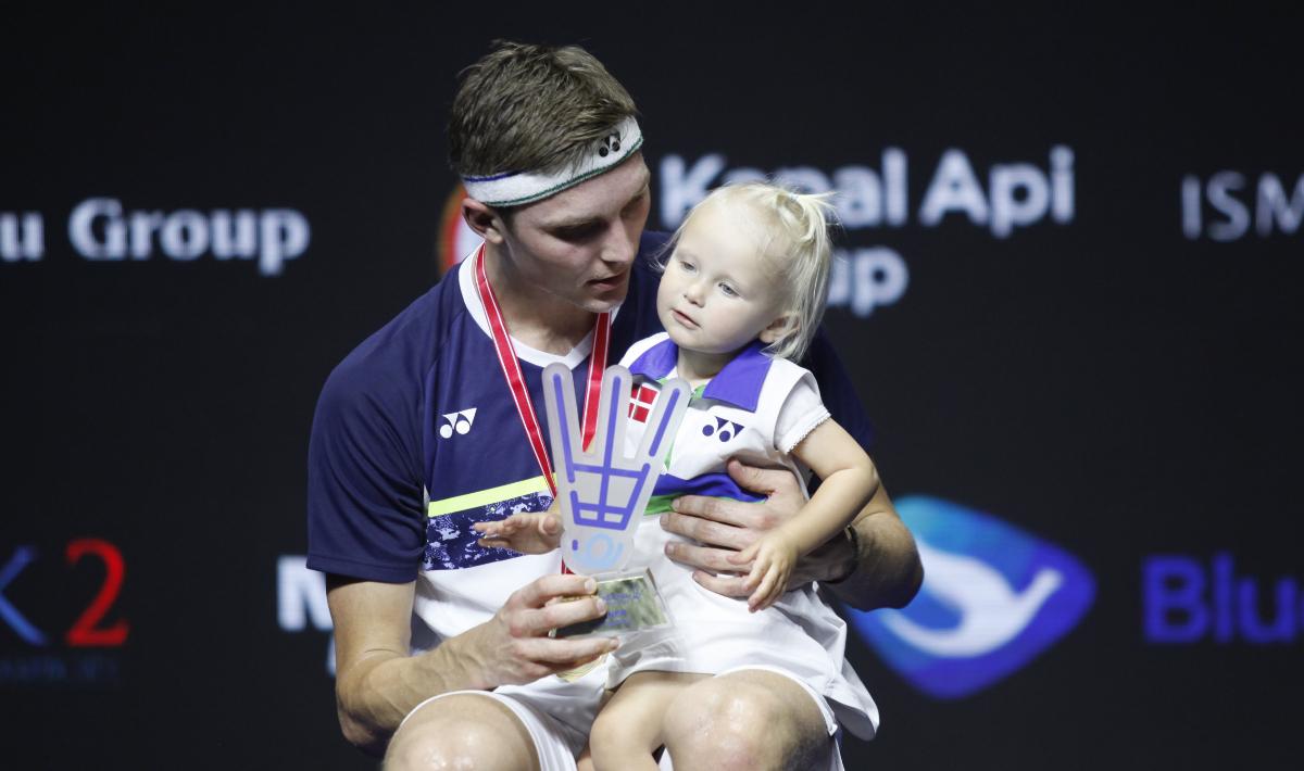 Tunggal putra Denmark, Viktor Axelsen bersama sang anak, Baby Vega. - INDOSPORT