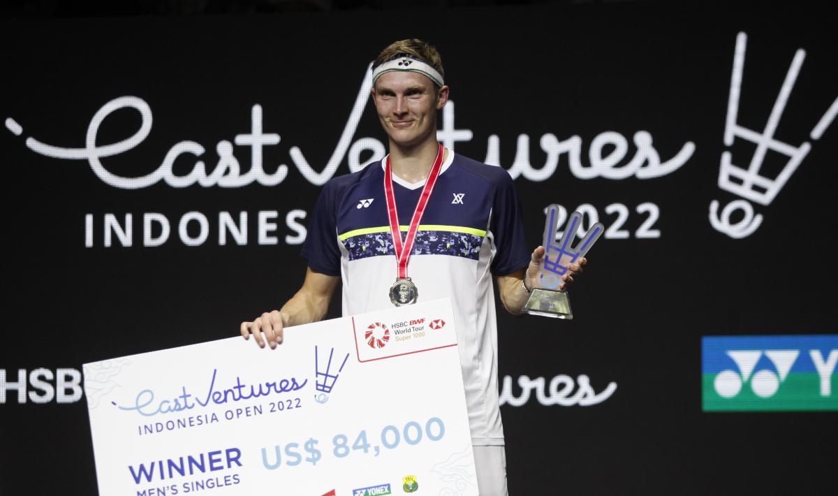 Prediksi ranking dunia BWF usai gelaran Indonesia Open 2022, di mana Viktor Axelsen semakin perkasa di puncak, sedangkan Pramudya/Yeremia ketiban berkah.