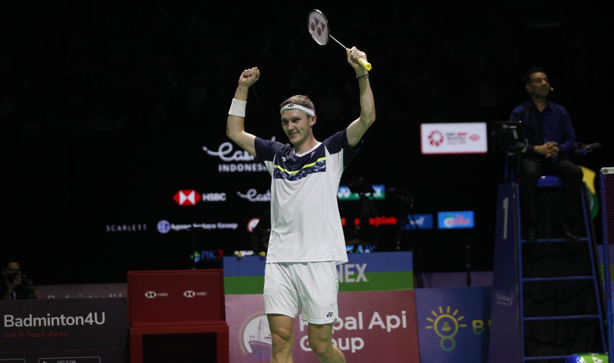 Federasi Bulutangkis Dunia (BWF) mendapatkan kecaman dari netizen dan Badminton Lovers (BL) usai perang cuitan dengan Viktor Axelsen di media sosial.