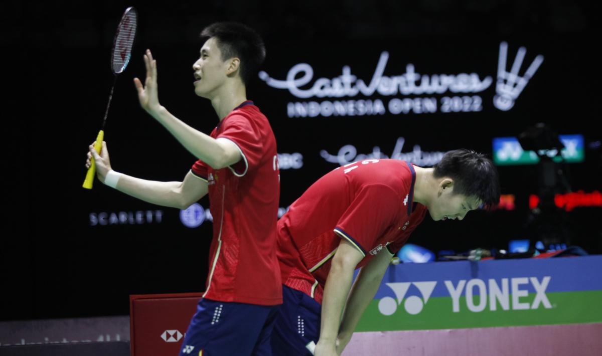 Ganda putra China, Liu Yuchen/Ou Xuanyi dapat âwangsitâ dari Mohammad Ahsan saat tikung Takuro Hoki/Yugo Kobayashi di semifinal Piala Sudirman 2023.