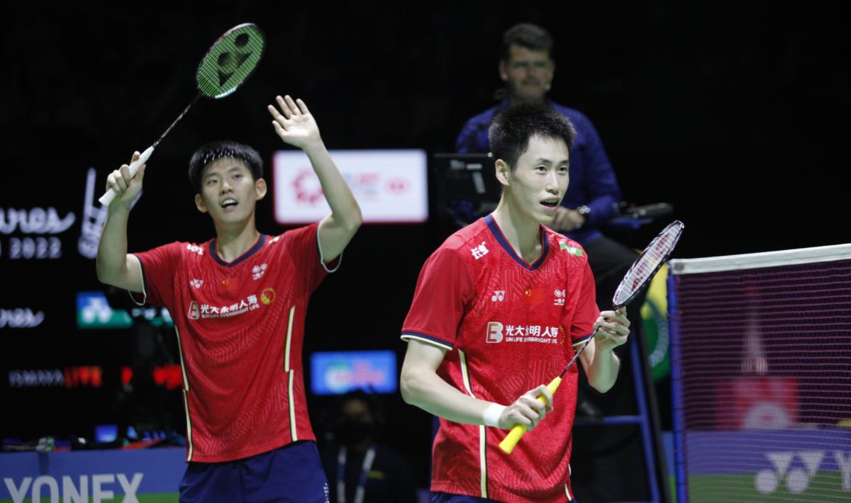 Badminton Lovers (BL) kini tengah menantikan momen bertemunya Hendra Setiawan dengan ‘putra sulungnya’ Liu Yu Chen (kiri) Di Indonesia Masters 2023. - INDOSPORT