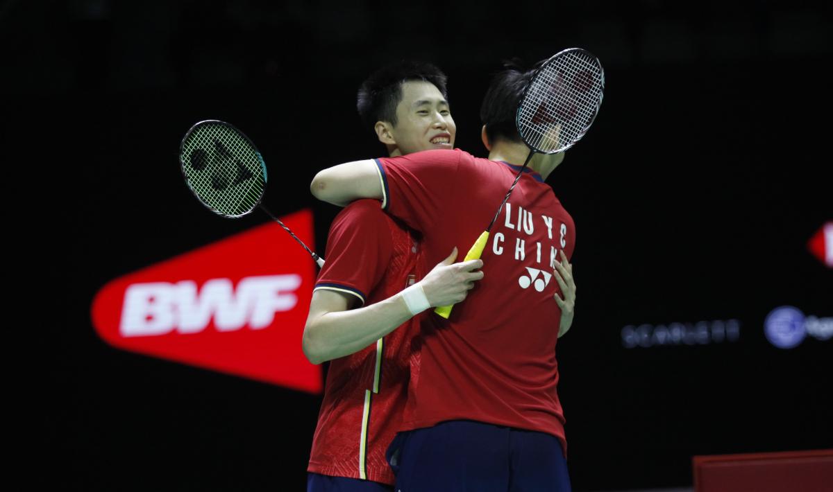 Pasangan China, Liu Yu Chen/Ou Xuan Yi berhasil menjadi juara sektor ganda putra Indonesia Open 2022 usai mengalahkan pasangan Korea, Choi Sol-gyu/Kim Won-ho 21-17, 23-21 di Istora Senayan, Minggu (19/06/22).