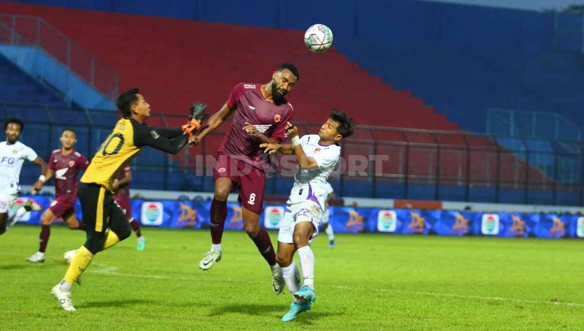 Duel udara pemain Persik Kediri dengan pemain PSM Makassar. Foto: Ian Setiawan/INDOSPORT