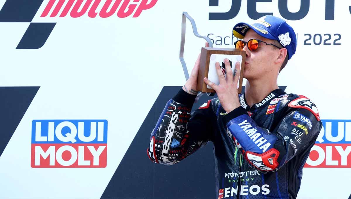 Pebalap Yamaha MotoGP Fabio Quartararo merayakan di podium dengan trofi setelah memenangkan balapan. Foto: REUTERS/Lisi Niesner