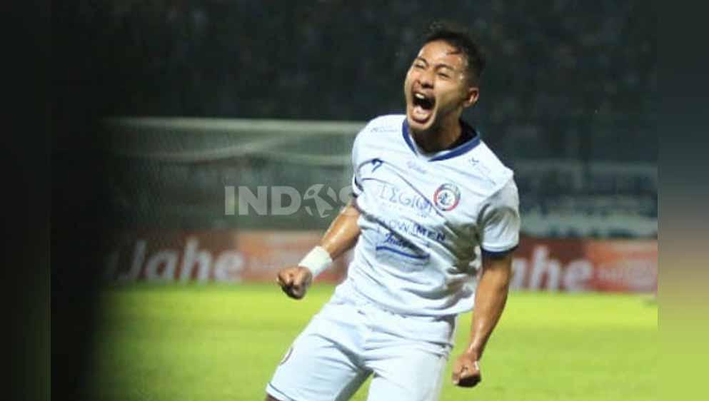 Selebrasi pemain Arema FC Gian Zola jadi pencetak gol tunggal Arema FC. Foto: Ian Setiawan/INDOSPORT
