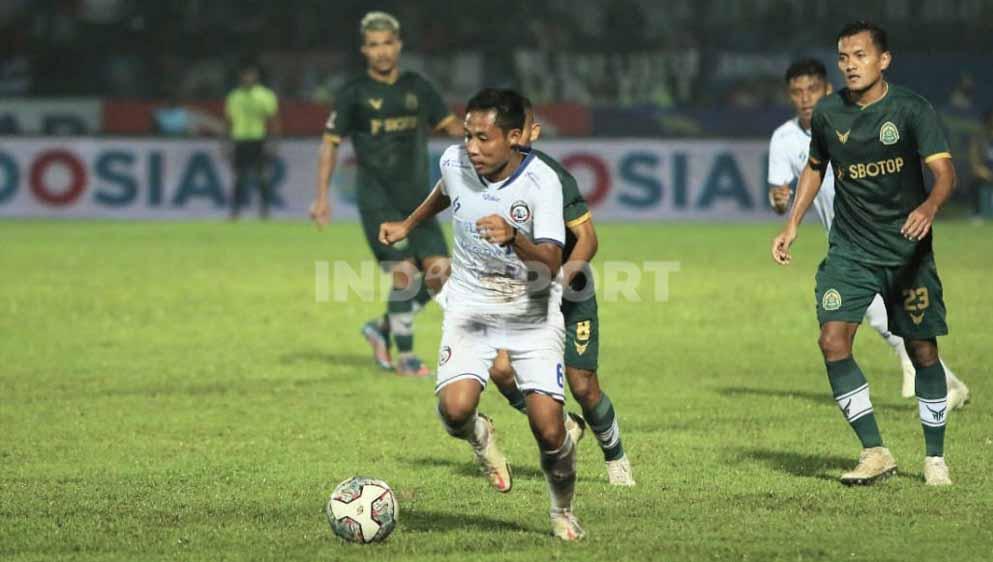 Evan Dimas sudah tak terlihat dalam latihan Arema FC yang dipimpin pelatih Fernando Valente. Foto: Ian Setiawan/INDOSPORT