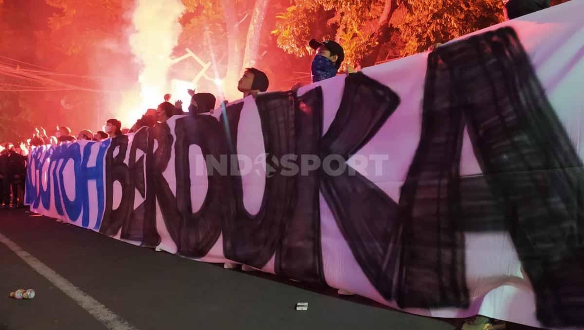Bobotoh menggelar aksi di Graha Persib, Jalan Sulanjana, Kota Bandung, Minggu (19/06/22) malam. Foto: Arif Rahman/INDOSPORT