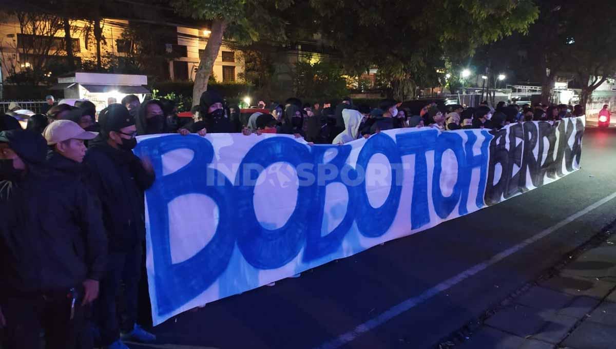 Bobotoh menggelar aksi di Graha Persib, Jalan Sulanjana, Kota Bandung, Minggu (19/06/22) malam. Foto: Arif Rahman/INDOSPORT