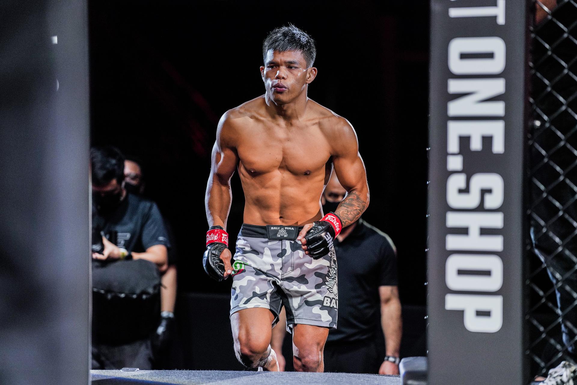 Petarung MMA Indonesia, Elipitua Siregar siap comeback di ONE Championship usai belum lama ini menumbangkan lawannya dengan kuncian anaconda. - INDOSPORT