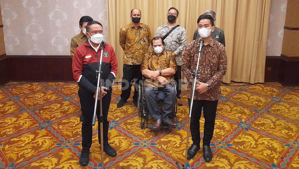 Menpora RI, Zainudin Amali (kiri) saat memberi keterangan pers bersama Walikota Solo, Gibran Rakabuming (kanan) dan Ketua NPC Indonesia, Senny Marbun (tengah). Foto: Nofik Lukman Hakim/INDOSPORT - INDOSPORT